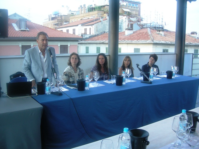 4-donne Antonello guida la presentazione di 4 donne vignaiuole