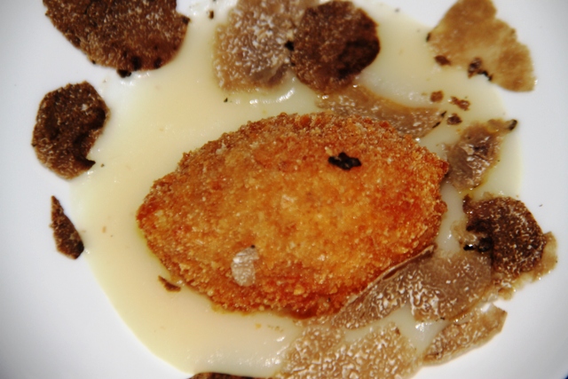 Apetizers Marchigiano uovo fritto con tartufo