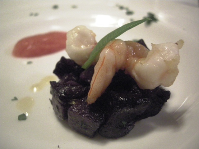 amouse bouche con patate viola e gamberi