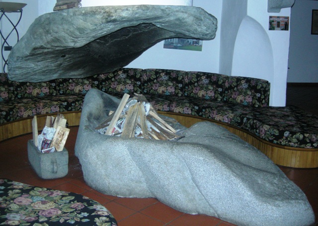 il singolare camino in pietra