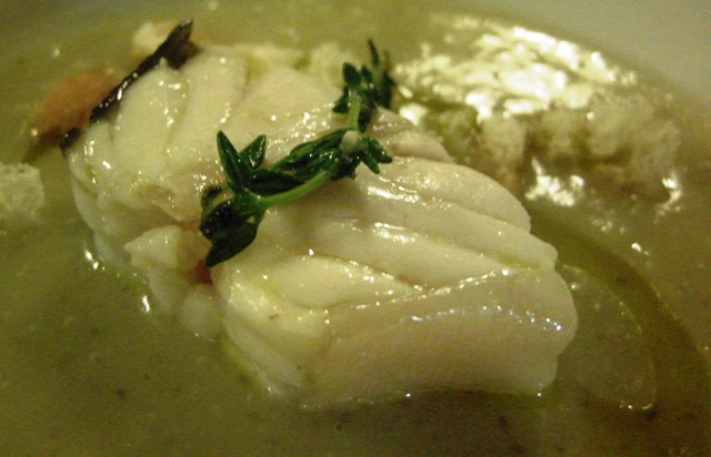 rombo con crostini su crema di topinambur