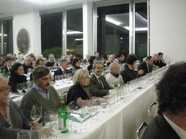 l' affollata sala di degustazione (al centro Maria Grazia e Stefano di MG Logos con accanto Fabio Turchetti)
