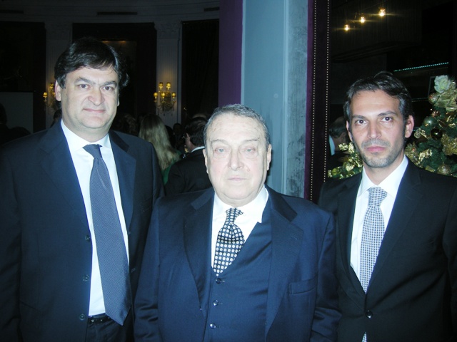 Vincenzo Vallone con il figlio e l' enologo di Santi Dimitri