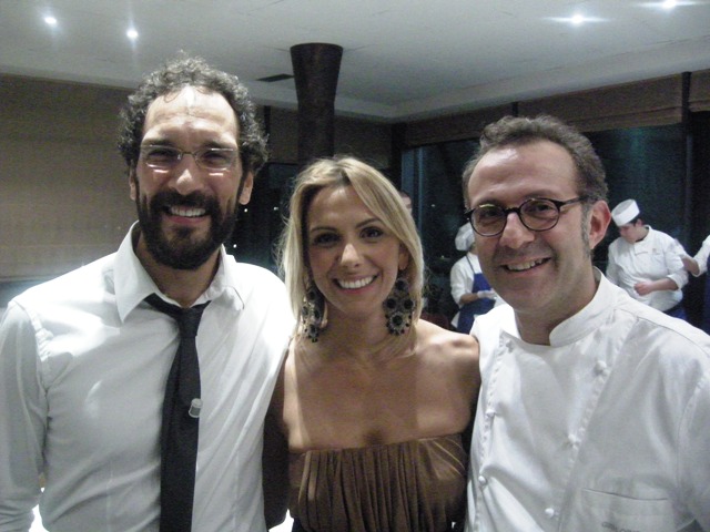 Fede con la moglie Simona e Massimo Bottura