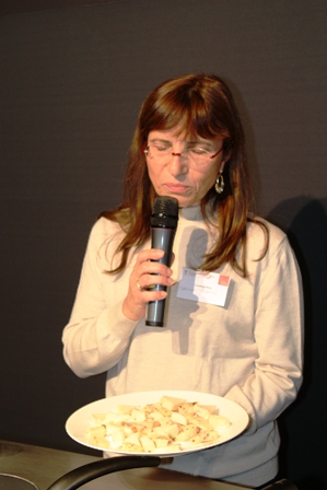 d.ssa Vultaggio presenta i formaggi portati dalla camcom di Trapani