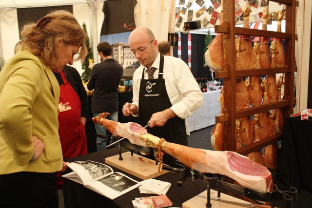 e intanto in sala si affetta il prosciutto del Consorzio di San Daniele