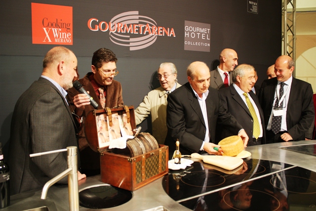 il palco è affollato: con Marchesi, i dirigenti della Provincia e della Regione Campania