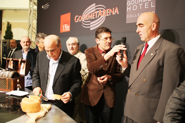 prende la parola Helmuth Koecher, presidente del Wine Festival