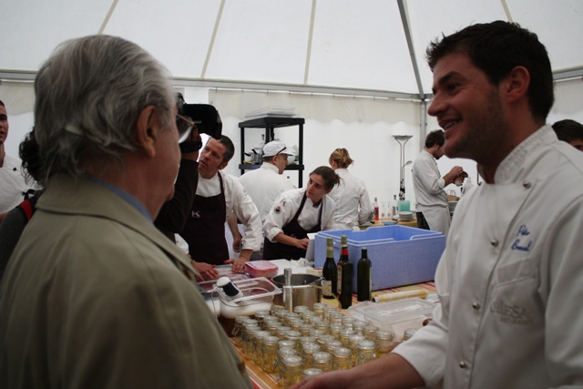 dietro la cucina si lavora e il Maestro sbircia
