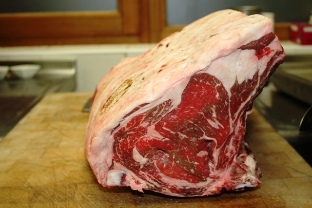 si prepara la carne per la griglia, il vitellone bianco scelto per l' occasione è straordinario, frollato al punto giusto