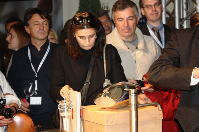 Lorenza Vitali prende la corona in argento offerta dalla ditta Mesa