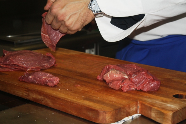 subito al lavoro per la tartare di chianina