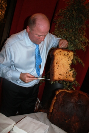 Dario Loison con un grande (e buono) panettone