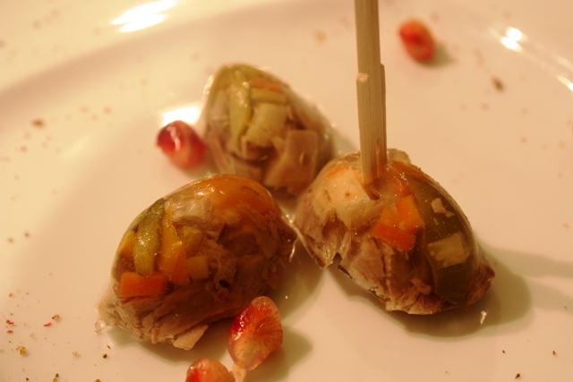l' elegante tacchino alla canzanese di Daniele Zunica, preparato in diretta dai suoi due bravi e giovani chef