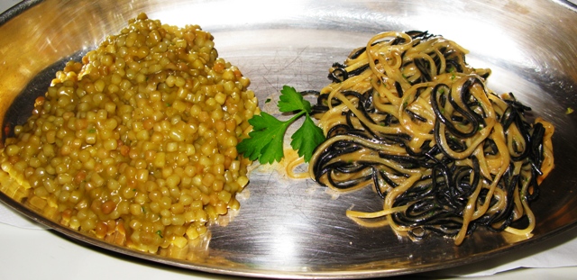 tagliolini alla crema di ricci e a sinistra l' ottima fregola alle orziadas