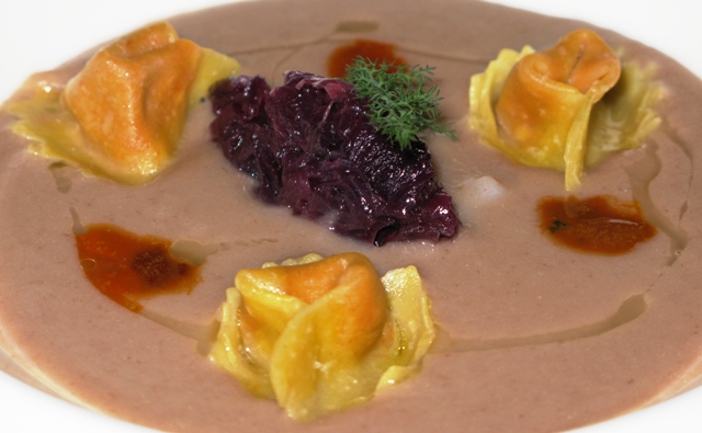 il piatto meno equilibrato: crema di fagioli e calamari con raviolini di fegato di pesce e composta di cipolle e macchie di ricci