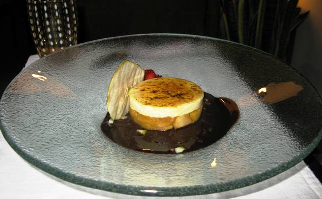 tatin fredda di mele con biscotto e salsa al cioccolato
