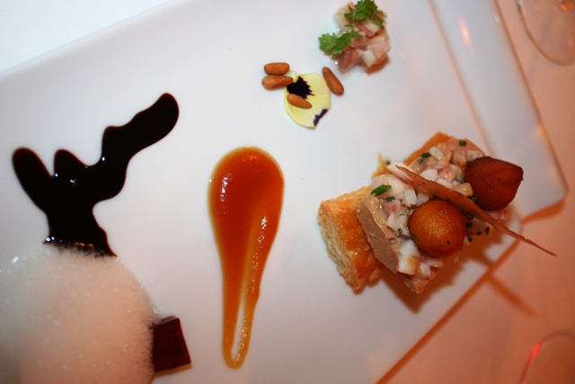 crostone sfogliato con foiegras, anguilla affumicata e mele