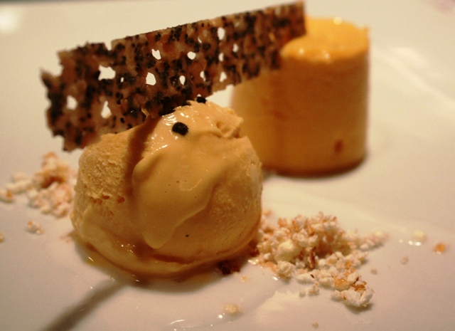 crema cotta al passion fruit con gelato al popcorn, salsa al cocco, tuile di sesamo