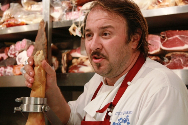 "l' uomo del banco" , come lui pochi a tagliar salumi