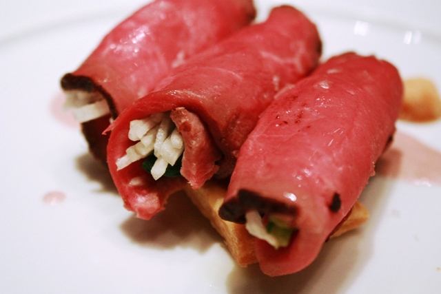 chianina marinata con sfoglia al pepe spinaci daikon salsa all uva