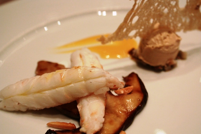 scampi e porcini con cremoso di foiegras mandorle salate e frutto della passione