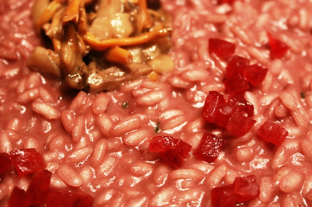 risotto al mosto con ragù di funghi strolghino fresco e dragoncello