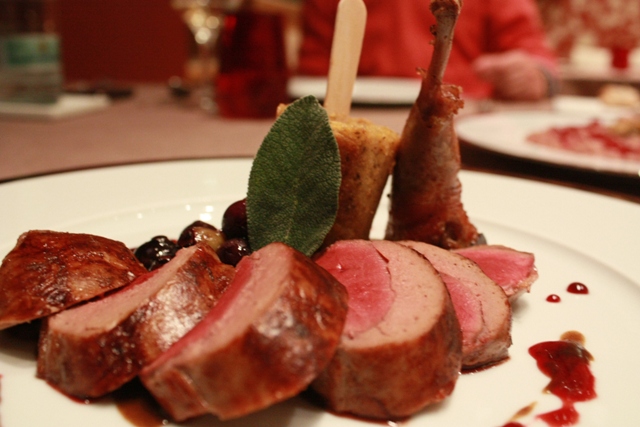 piccione in crosta di castagne mirtilli al cassis polenta e fegatini