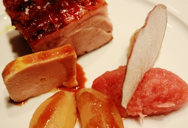 maialino cotto sui carboni con foie gras al Calvados mela al forno e olio al curry