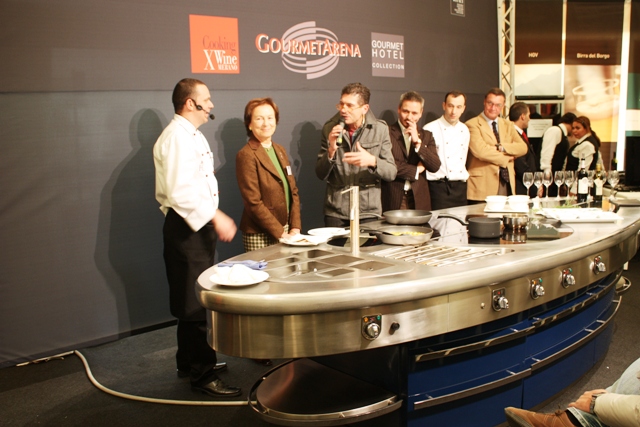 sempre al centro protagonista assoluta la cucina Molteni