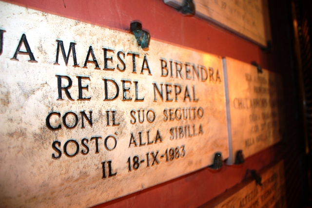 la pioggia non ha permesso la visita del Tempio della Sibilla, ma anche dentro le sorprese non mancano
