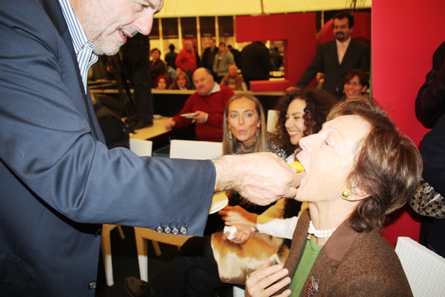 non si accantenta di cucinare...imbocca (zabaione all'Alvear spagnolo)