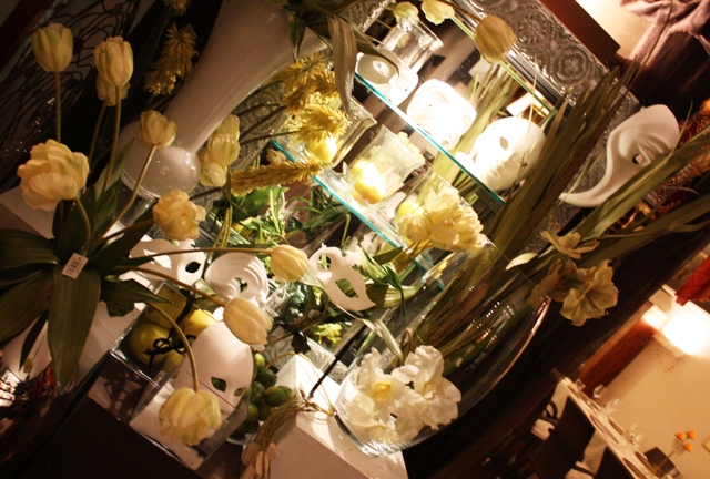 l angolo fiori con le maschere per la serata veneziana
