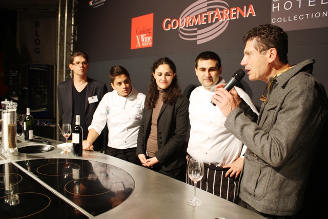 Emanuele Lattanzi è il coordinatore del backstage della cucina