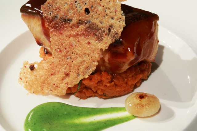 merluzzo nero glassato al sakè con pappa al pomodoro, piatto fusion di Apreda