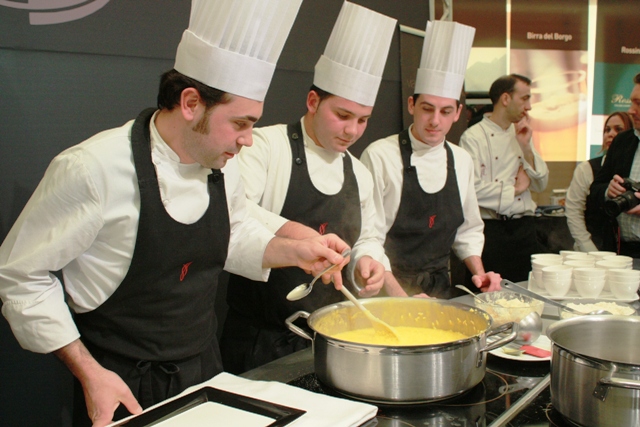 Daniele al lavoro sul risotto