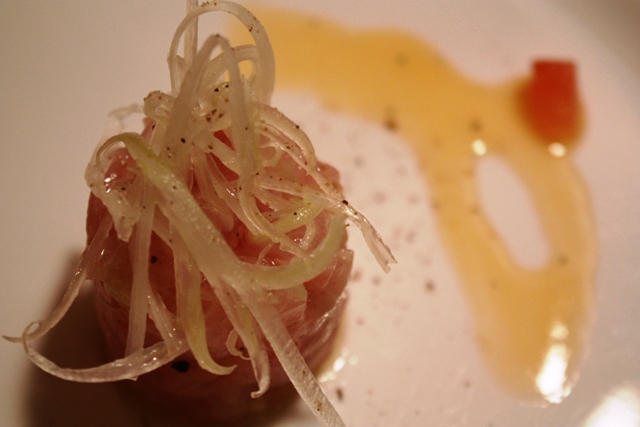 tartare di ricciola con sedano e emulsione di pompelmo