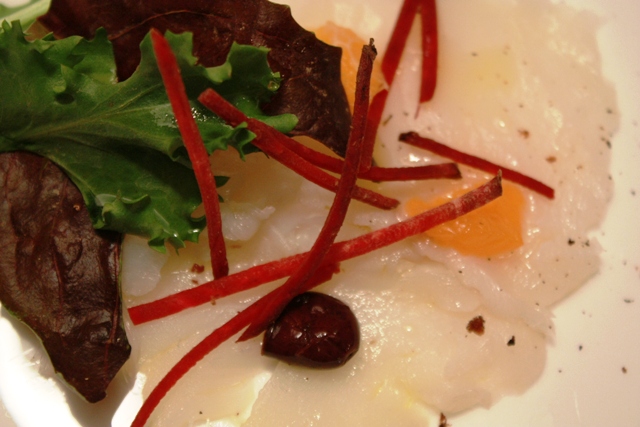 baccalà marinato con olive taggiasche e misticanza 