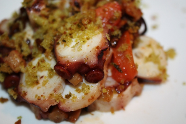 polipo con melanzane e pane croccante