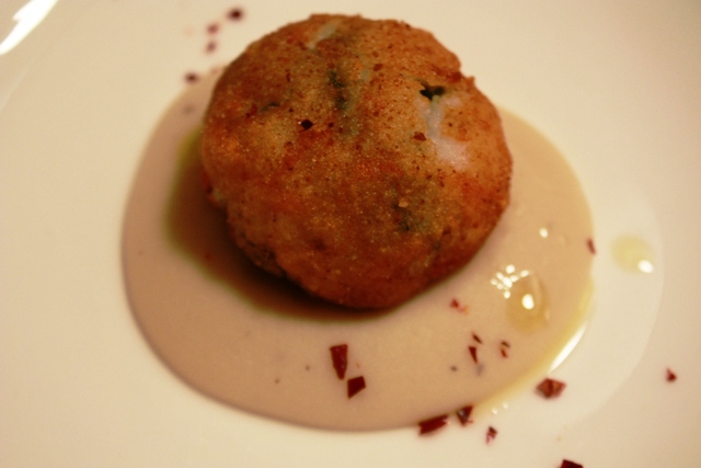 polpetta di gamberi e cicoria su crema di fave