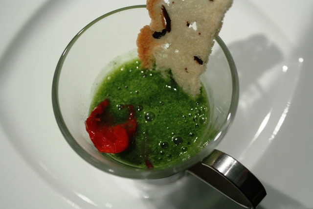 fave e cicoria con cipolla rossa e cialda alle olive di Vito Giannuzzi, torre Coccaro