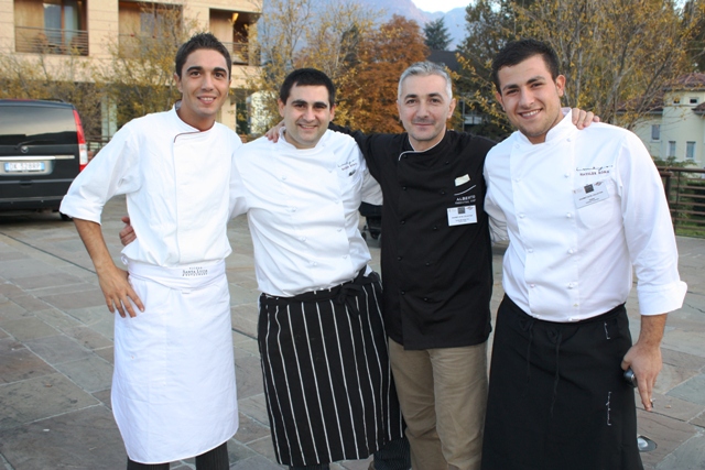 fuori la Gourmet Arena c'è ancora il sole, e i cuochi sodalizzano: Emanuele Lattanzi, Alberto Vitale e altri della brigata dell' Hassler
