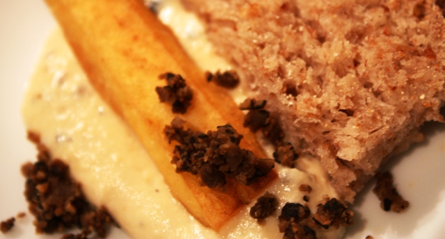 l' irresistibile fonduta di crescenza e tartufo che è stata presa d' assalto dal pubblico