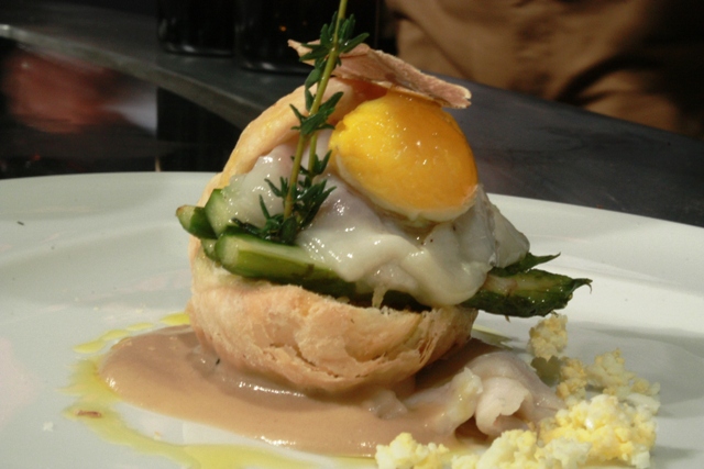 sfogliatina di asparagi uovo e tartufo de La Corte del Sole