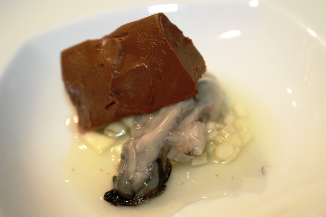gianduiotto di cioccolato e olive con mela verde e ostrica