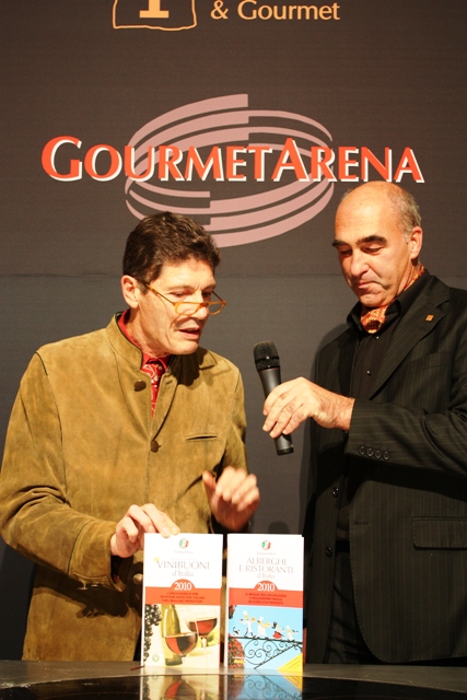 un commento sulle Guide con a fianco Helmuth Koecher, presidente del Wine Festival