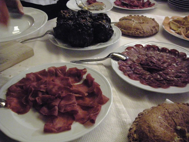 antipasto3 salumi di bufala con carciofi alla fornacella