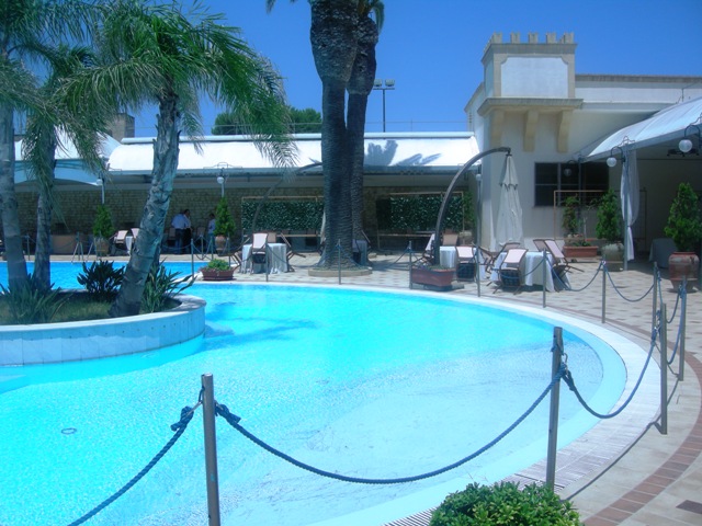 bordo-piscina-3 la piscina del Palace Hotel di Marsala