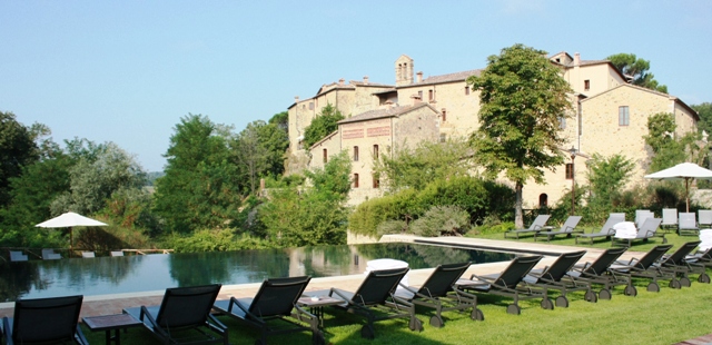 borgo-vista-dalla-piscina il borgo visto dalla piscina