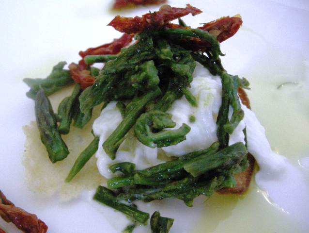 burratina-2 cialda di pane con burratina e asparagi selvatici